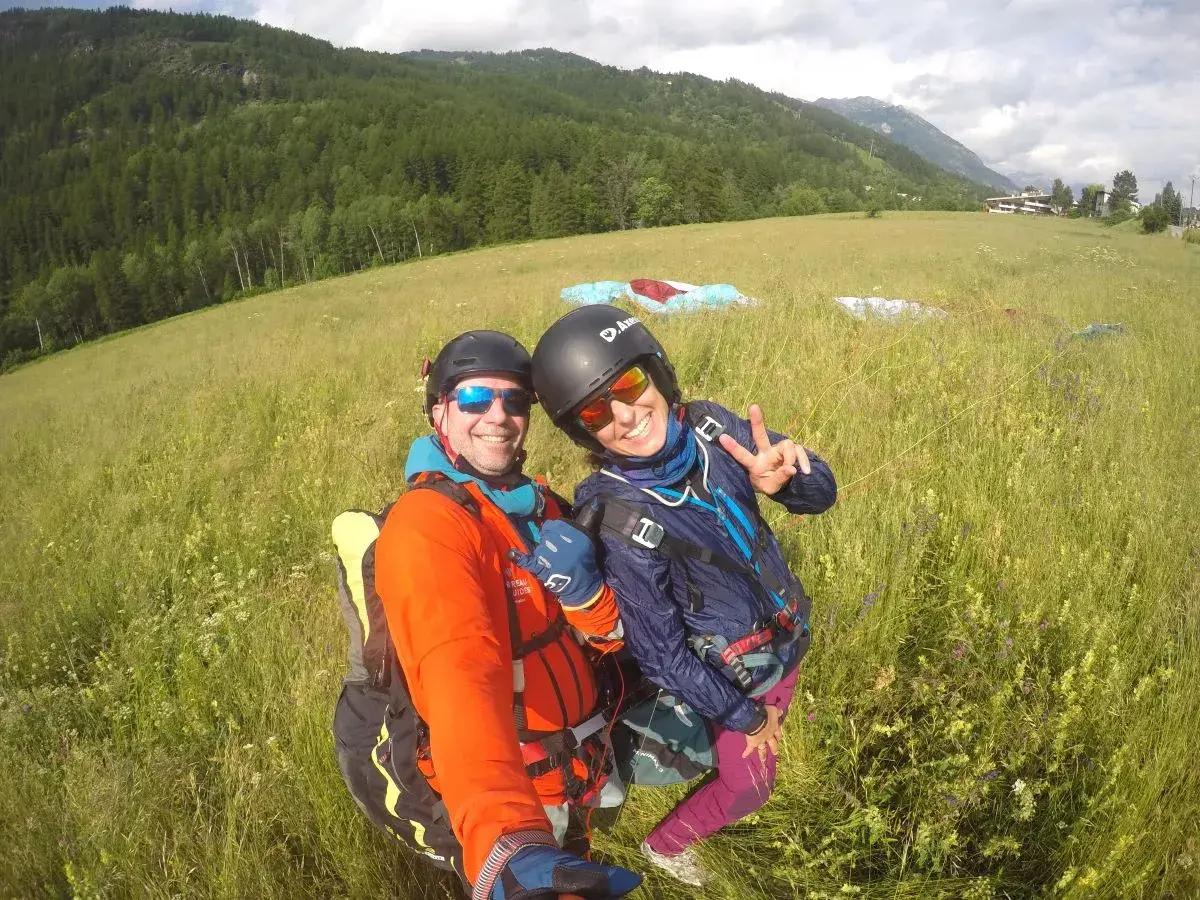 Linda und Hugo gleich nach der Landung beim Gleitschirmfliegen über Briancon