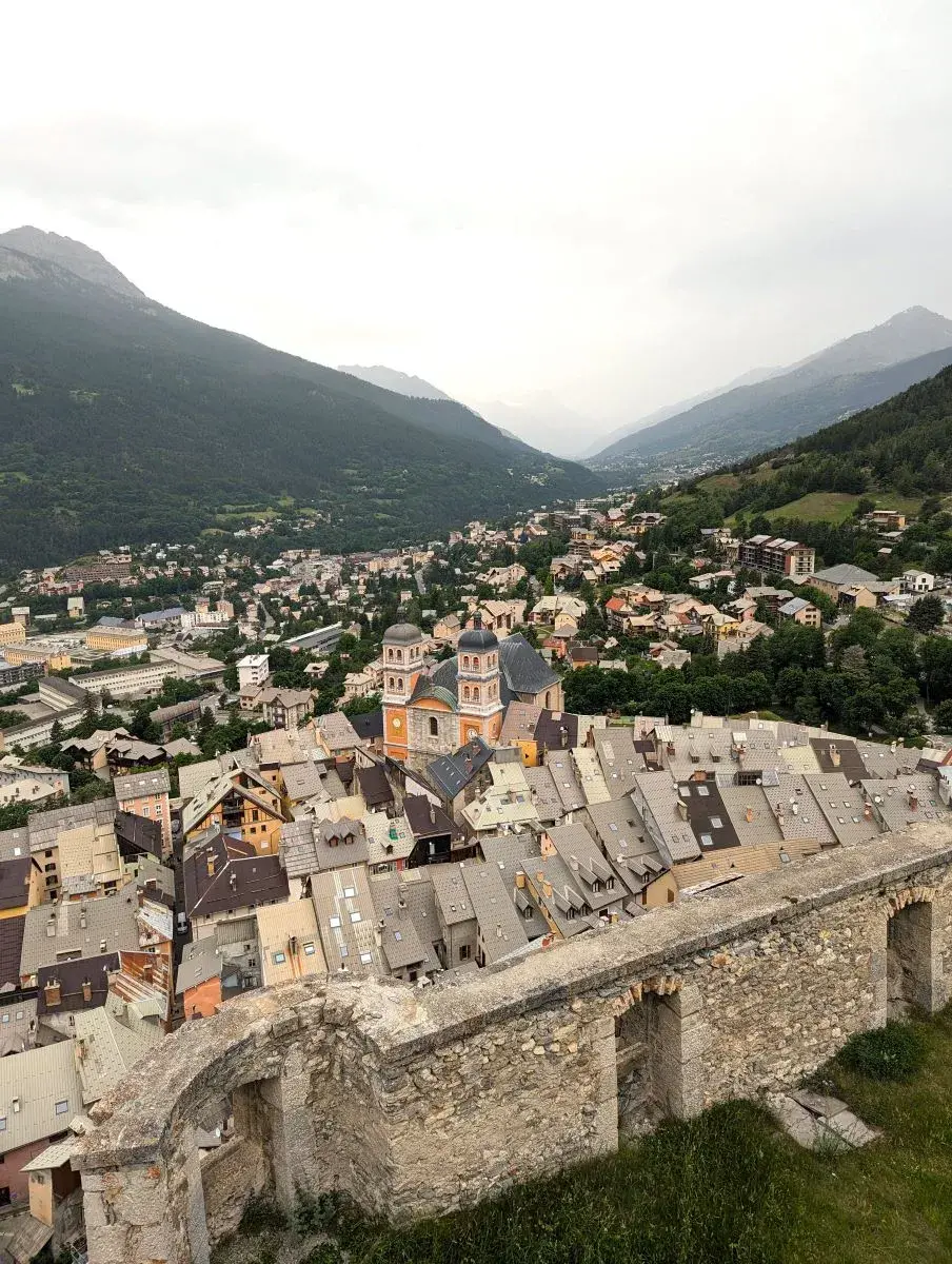 Blick vom Fort du Chateau auf die Stiftskirche von Briancon