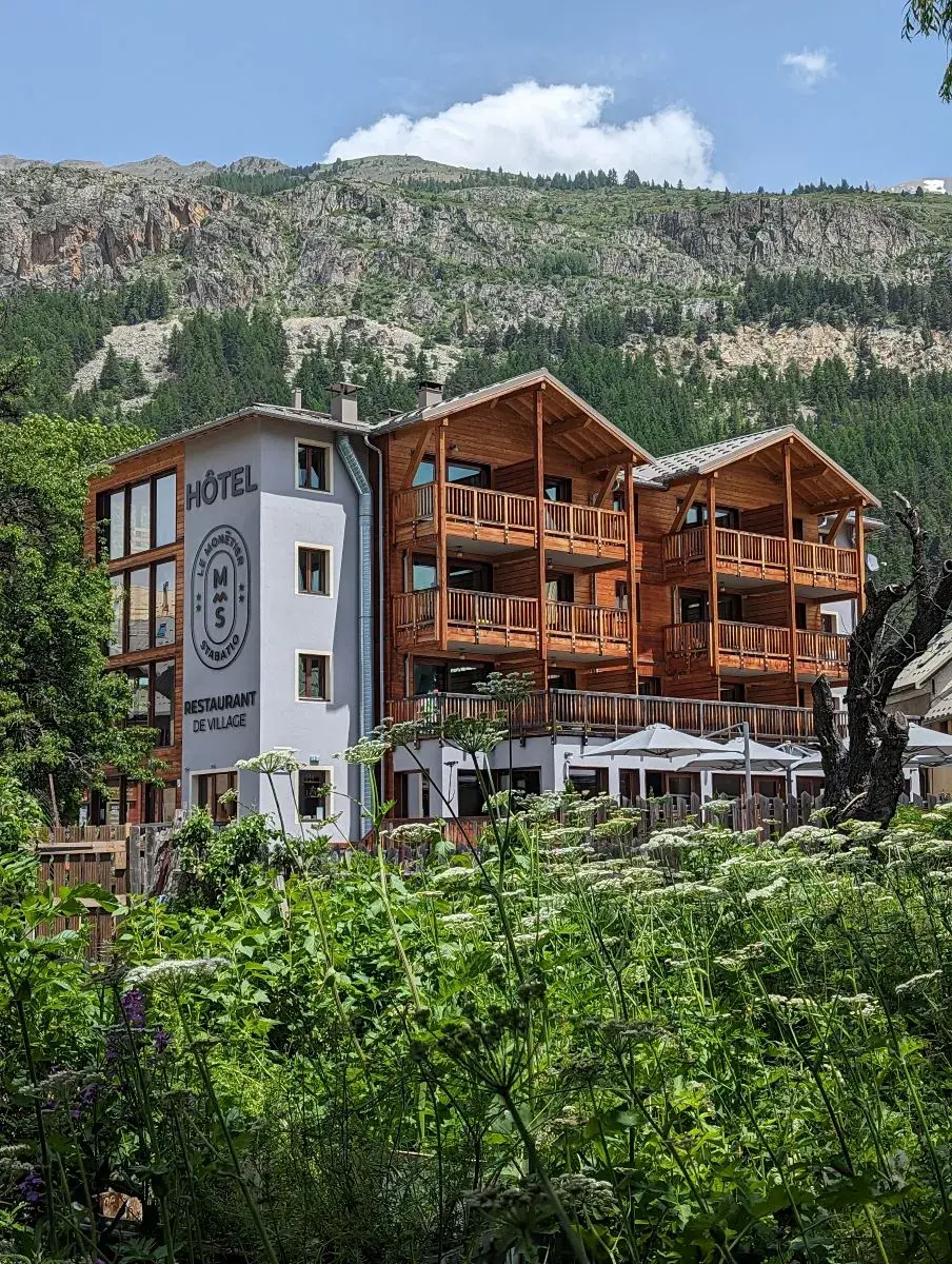 Hotel Le Monetier in Serre Chevalier im Sommer