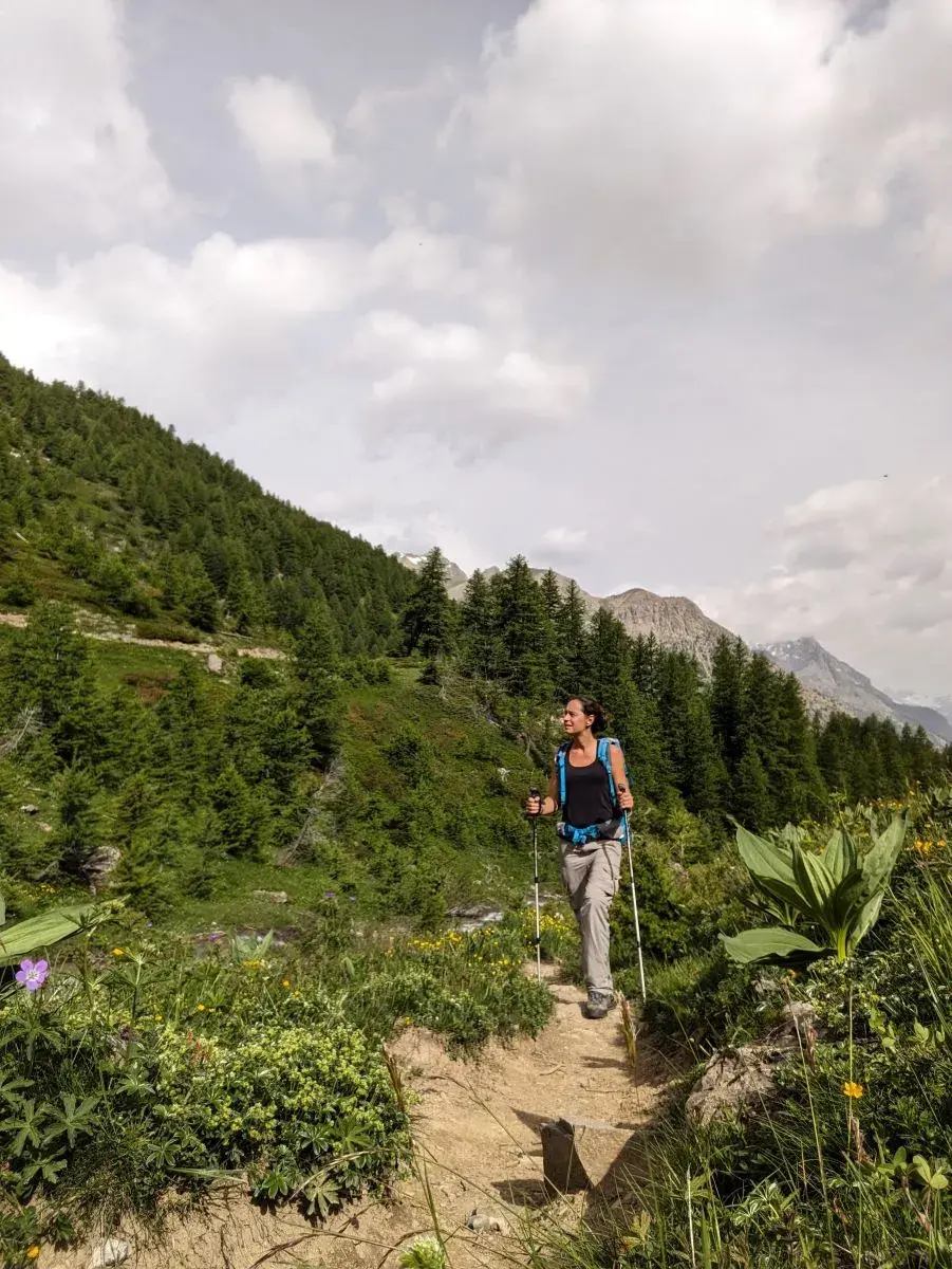 Linda auf dem Wanderpfad unterhalb von Le Bachas auf dem GR54