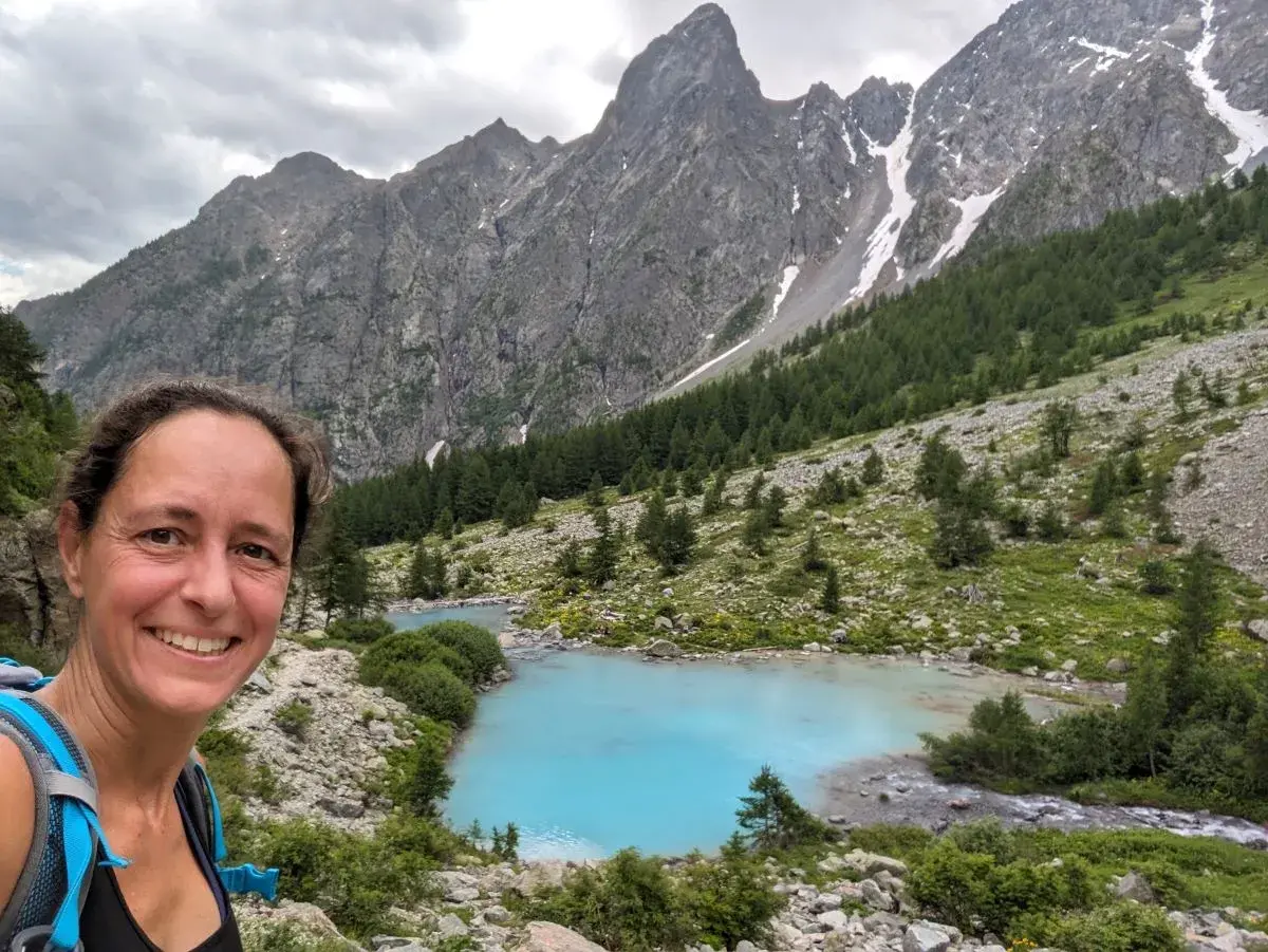 Linda vor dem Bergsee Lac de la douche oberhalb des Dorfes Le Monetier-les-Bains