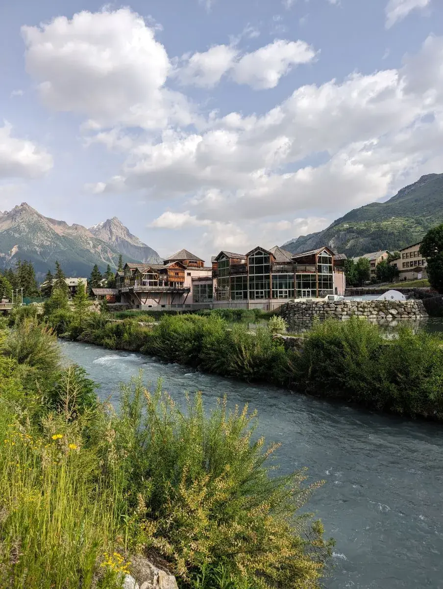 Les Grands Bains du Monêtier von außen