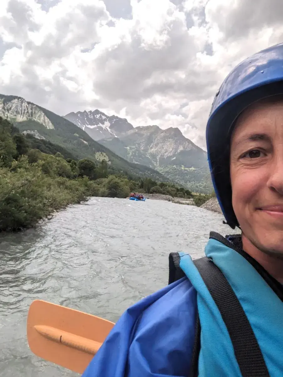 Linda beim Rafting auf der Guisane in Serre Chevalier im Sommer