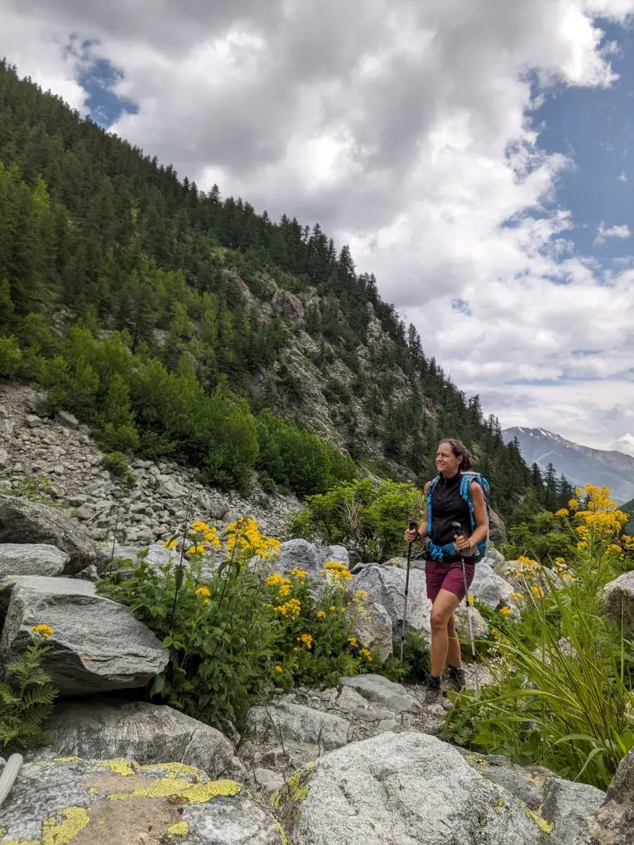Linda auf dem Hochplateau unterhalb des Lac de la Douche beim Wandern im Tal der Guisane
