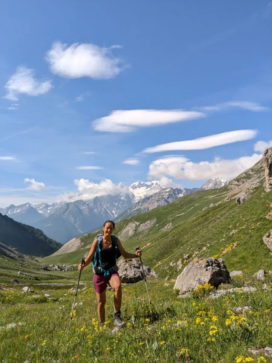 Linda beim Wandern in Serre Chevalier im Sommer