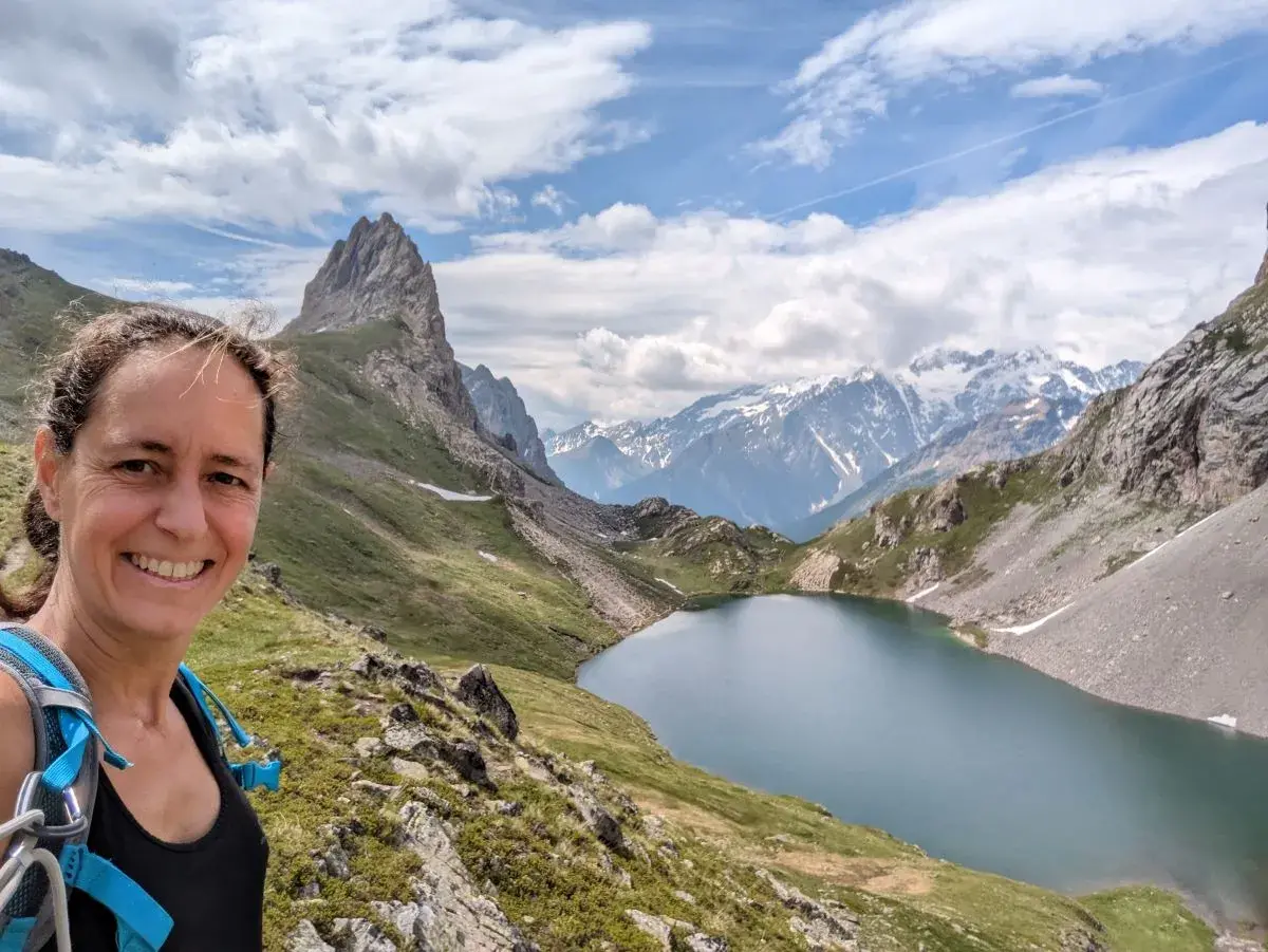 Linda auf der Wanderung zum Grand Lac in Serre Chevalier im Sommer