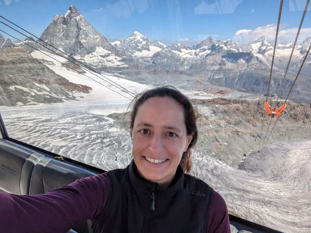 Linda in einer Gondel auf der Matterhorn Alpine Crossing mit Matterhorn im Hintergrund