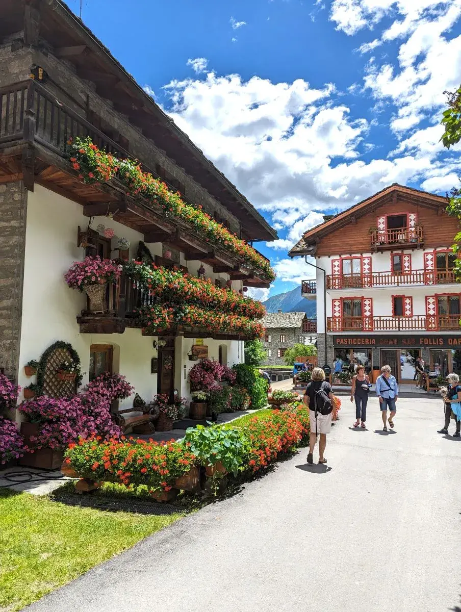 Linda wandert durch das Dorfzentrum von Gressoney-Saint-Jean im Gressoney Tal