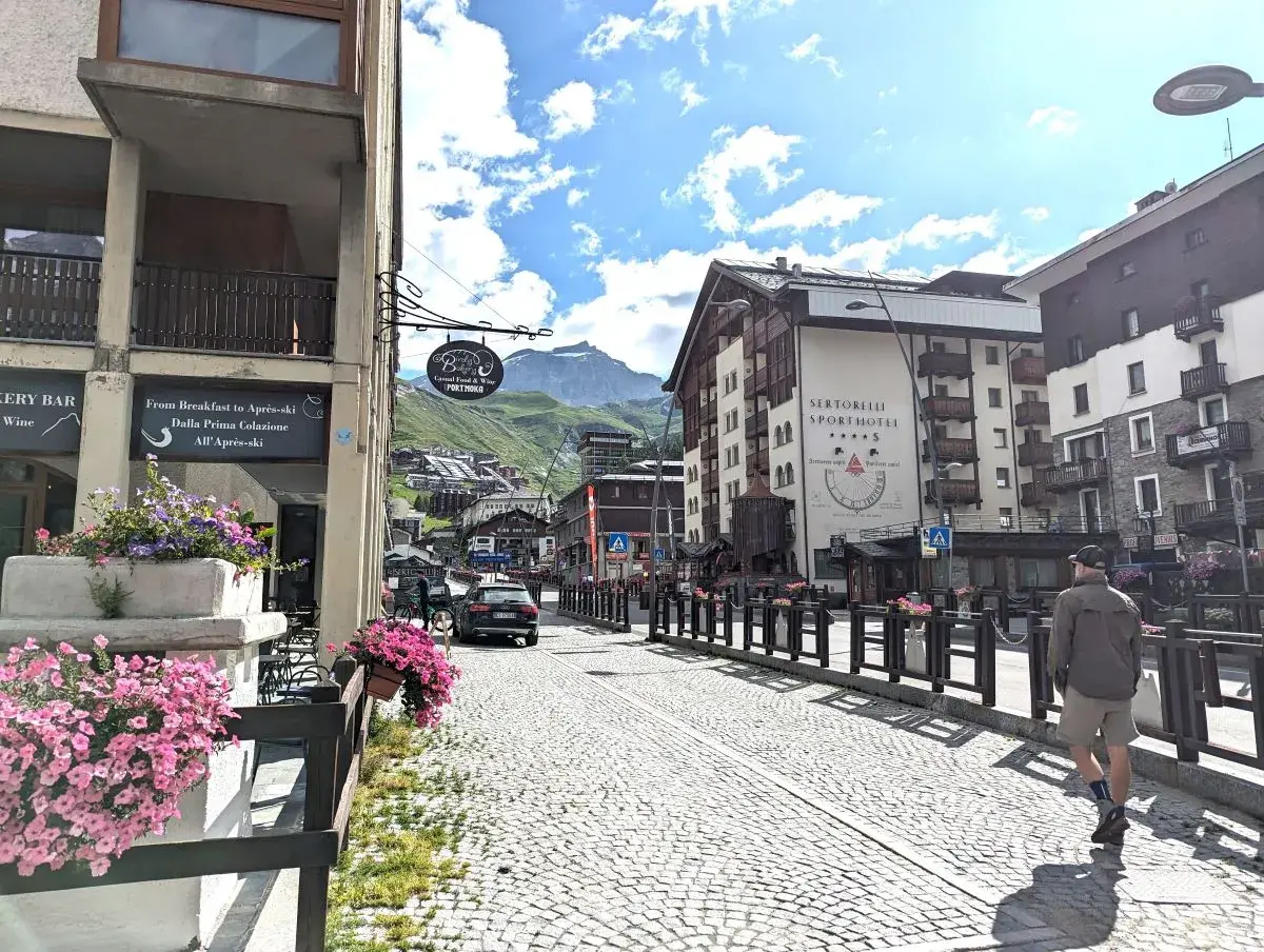 Eingangsstrasse von Breuil Cervinia