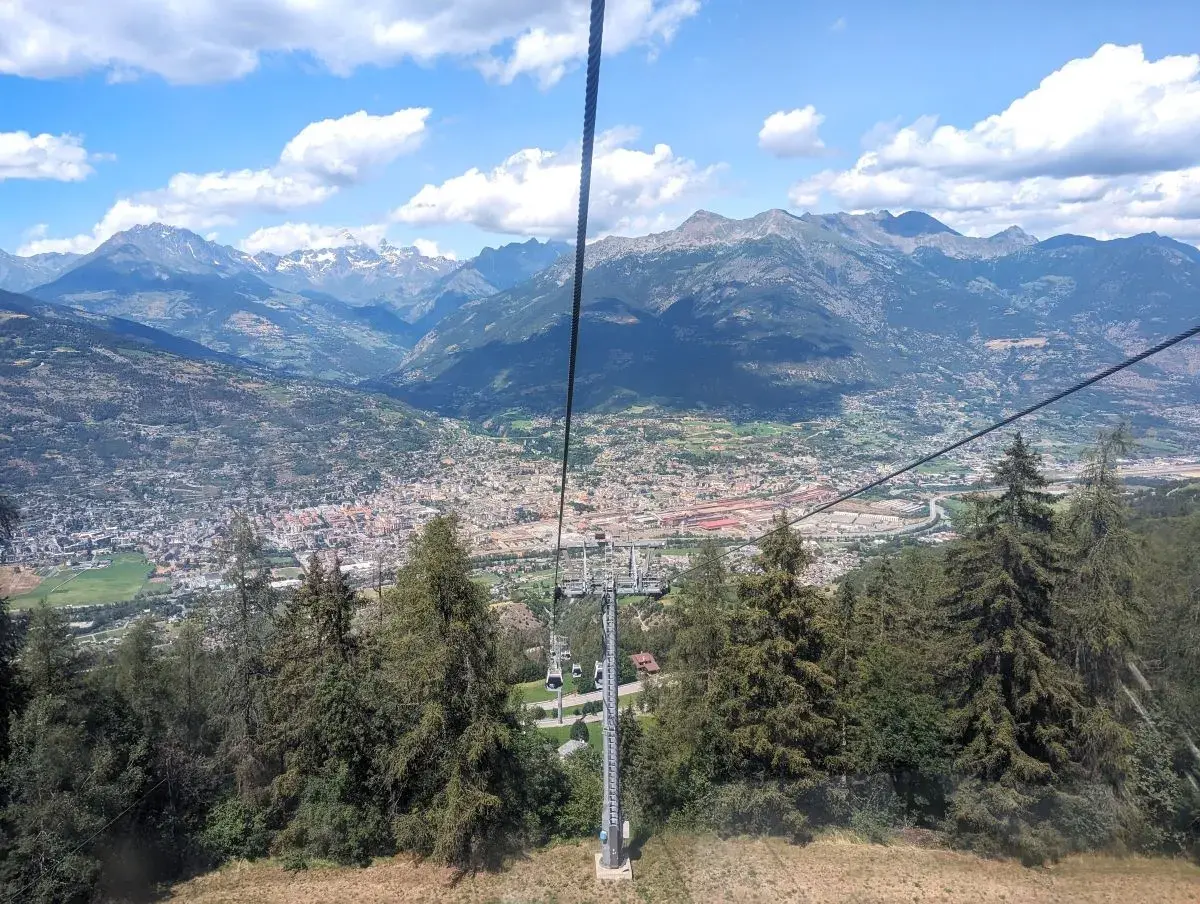 Ausblick von der Gondelfahrt von Aosta nach Pila