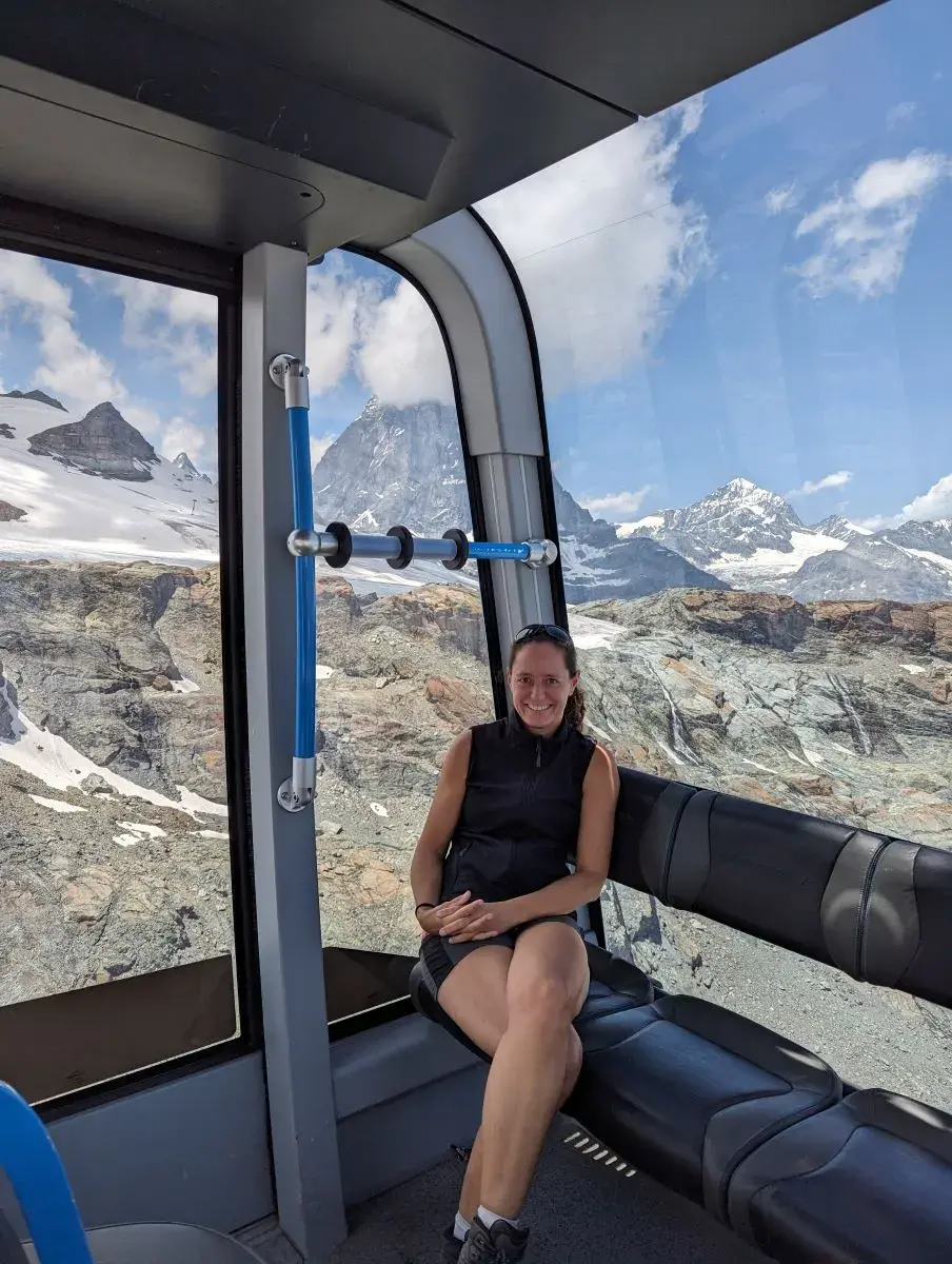 Linda in der Gondel der Matterhorn Glacier I Gondel vor dem Matterhorn