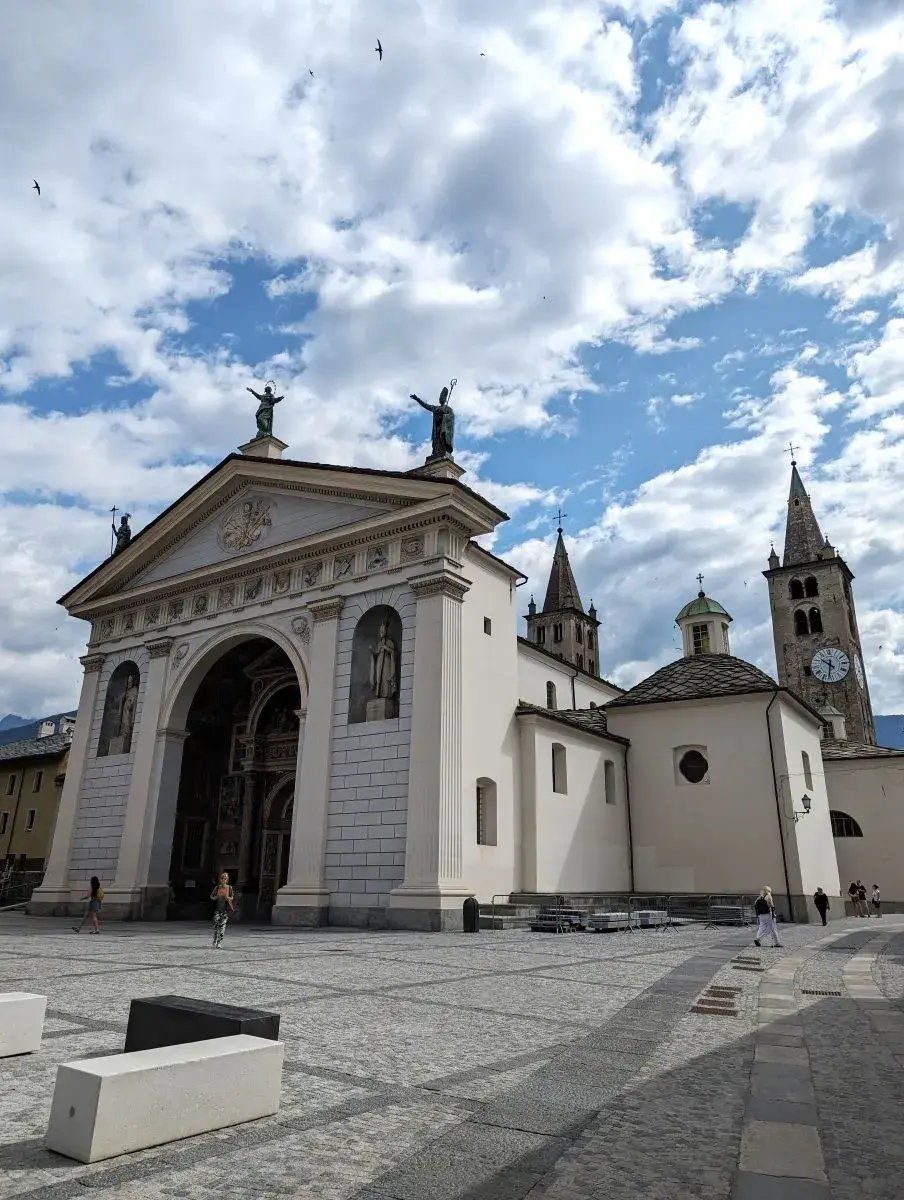 Linda steht vor der Kathedrale von Aosta und Piazza Papa Giovanni XXIII