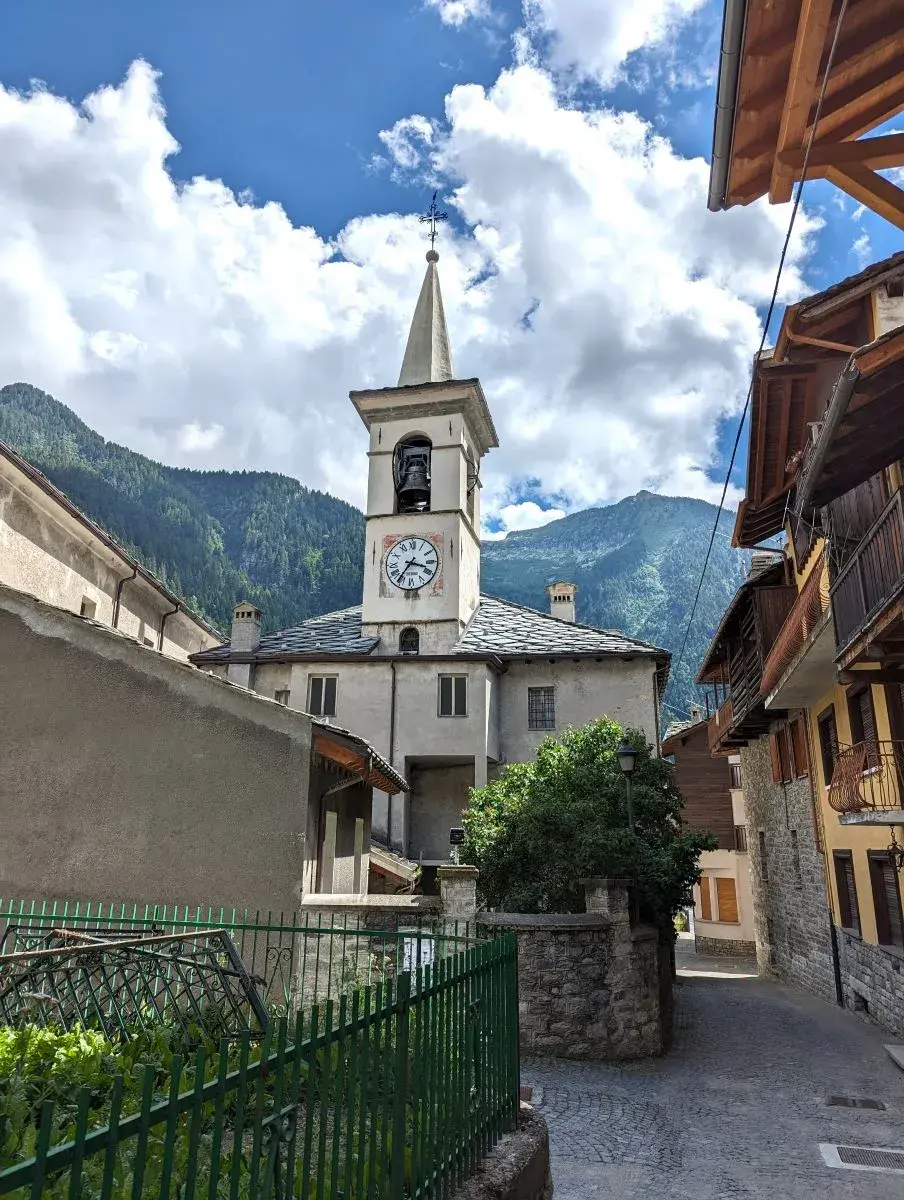 Kirche des Bergdorfes Gaby im Gressoney Tal