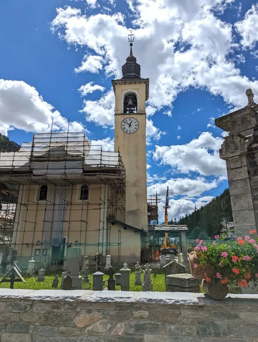 Kirche von Gressoney-La-Trinité im Lystal