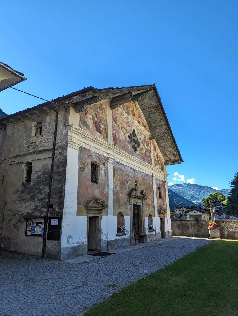 Kirchenfassade von Issime im Lystal