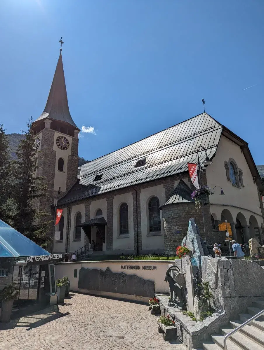 Kirche und Matterhorn-Museum von Zermatt, der ersten Station des Matterhorn Alpine Crossing
