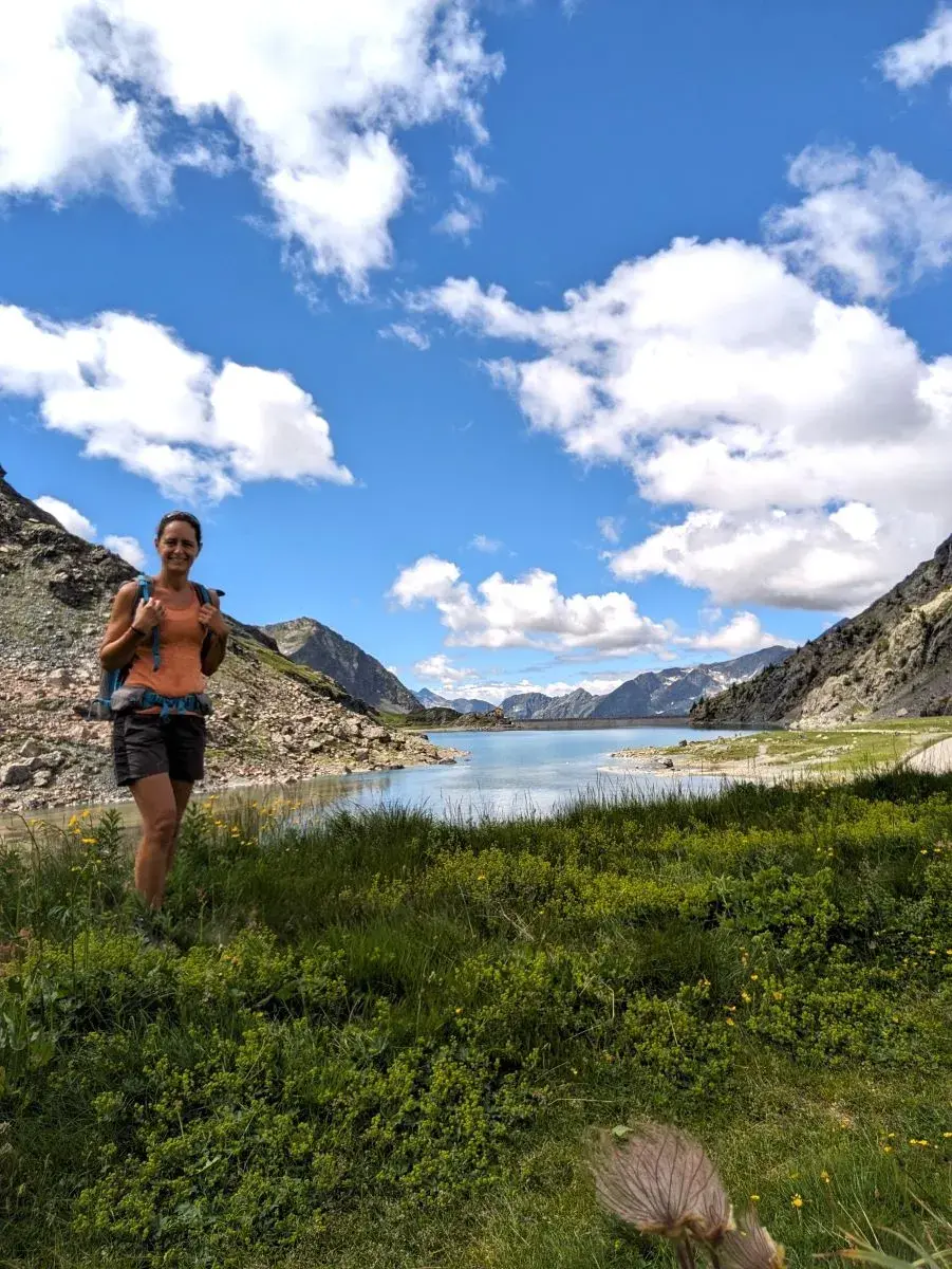 Linda vor dem blauen Bergsee Lago Gabiet oberhalb von Gressoney-La-Trinité