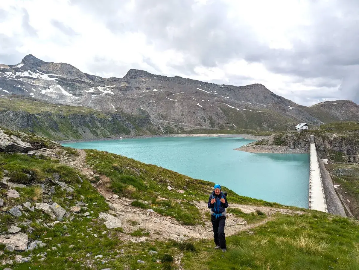 Linda steht vor dem Stausee Lago Goillet oberhalb von Breuil Cervinia