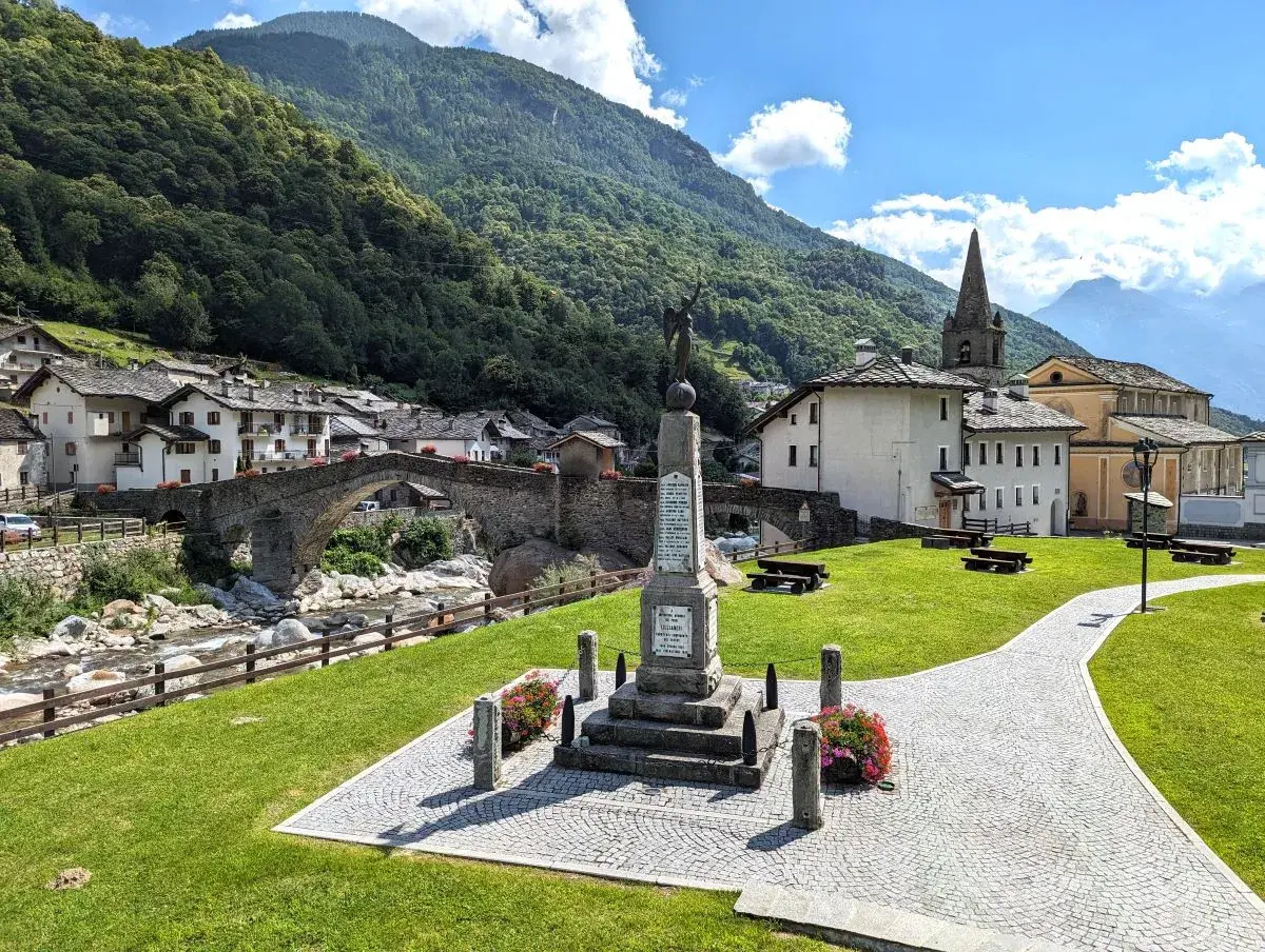 Kirche, Fluss und Kriegerdenkmal von Lillianes im Gressoney Tal