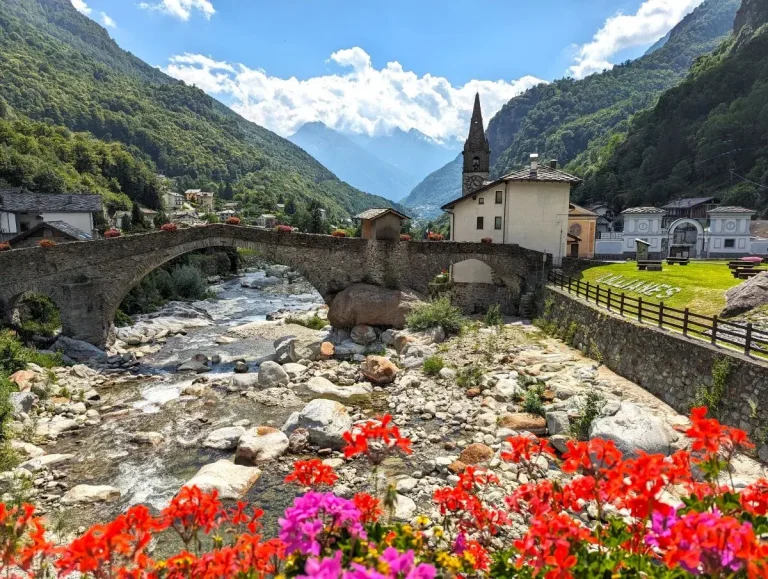 Alte Römerbrücke mit Steinkirche an der Seite überspannt den kleinen Lysfluss im Lystal, im Aostatal.