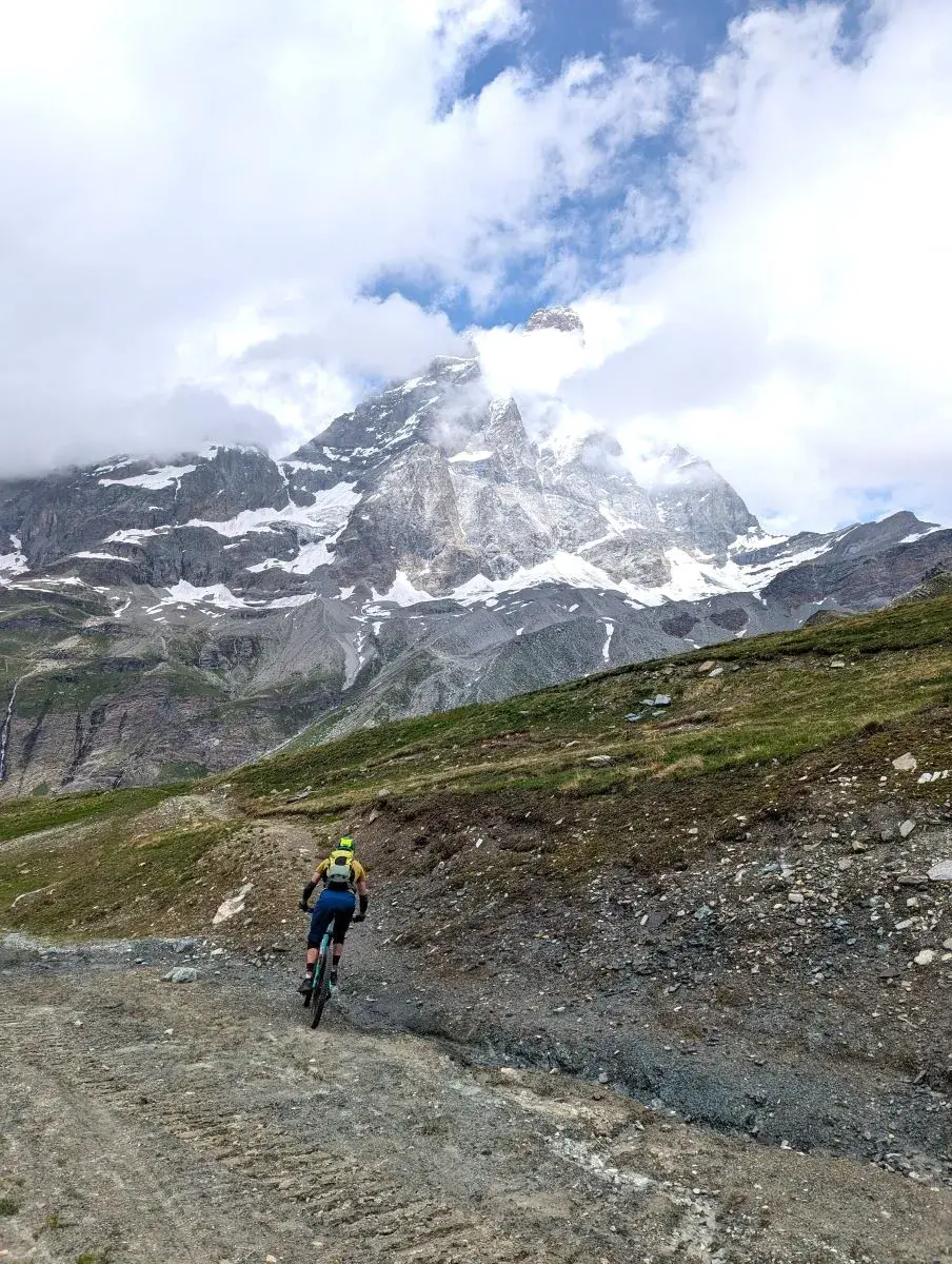 Mountainbiken unterhalb des Cervinio