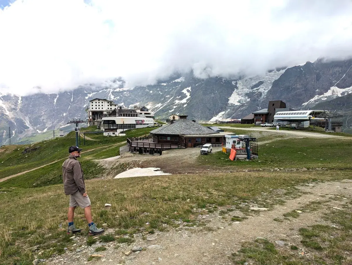 Jan steht oberhalb der Bergstation Plan Maison Gondelstation