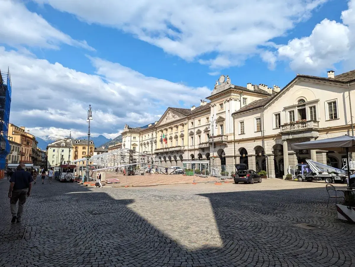Rathaus und Piazza Émile Chanoux im Herzen der Aosta Altstadt