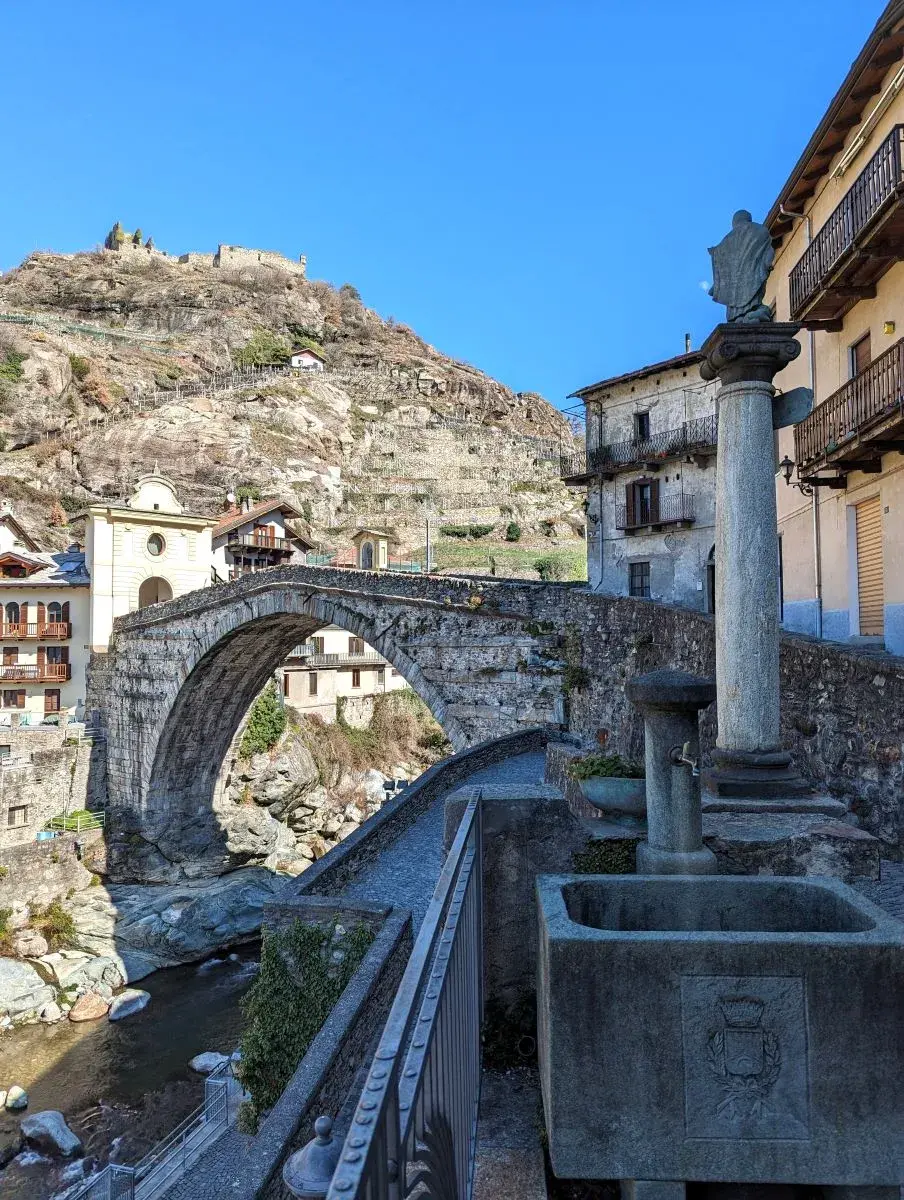 Römerbrücke von Pont-Saint-Martin am Eingang des Gressoneytal