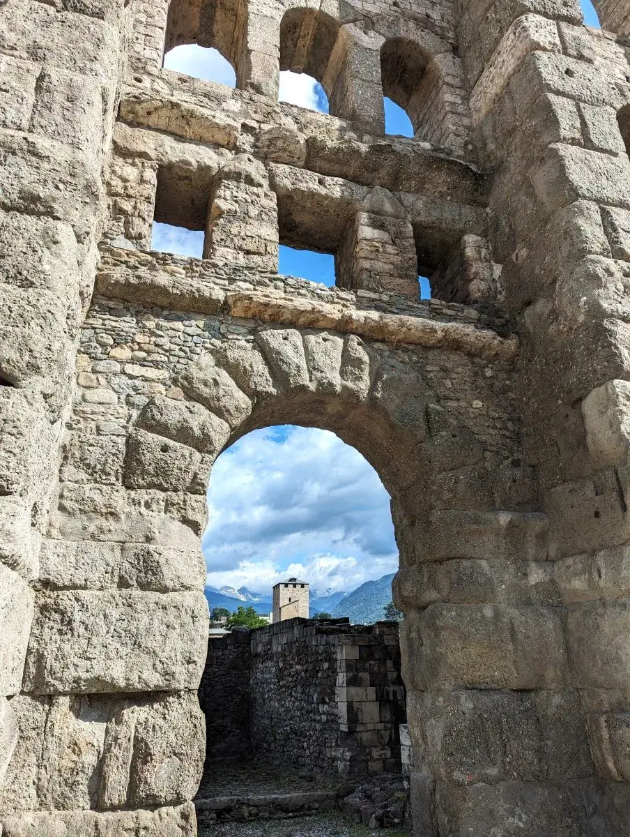 Blick durch die Südfassade des römischen Theaters in der Aosta Altstadt