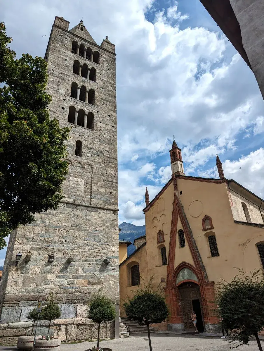 Glockenturm und Stiftskirche Sankt Ursus von außen