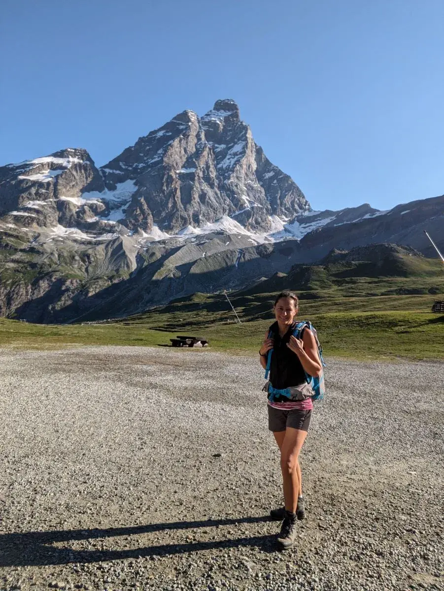 Linda wandert oberhalb von Breuil Cervinia unterhalb des Matterhorns