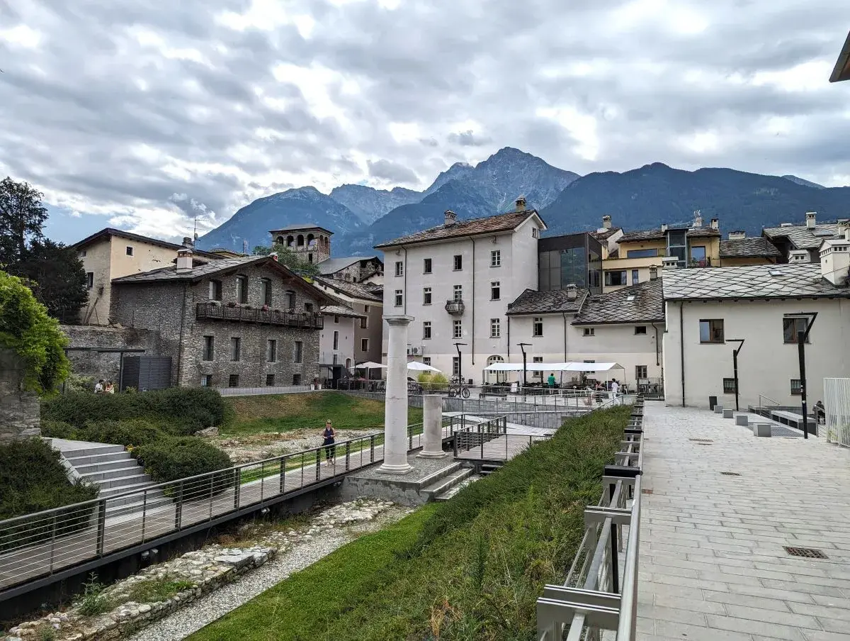Linda steht vor den weissen Säulen im römischen Forum in der Aosta Altstadt