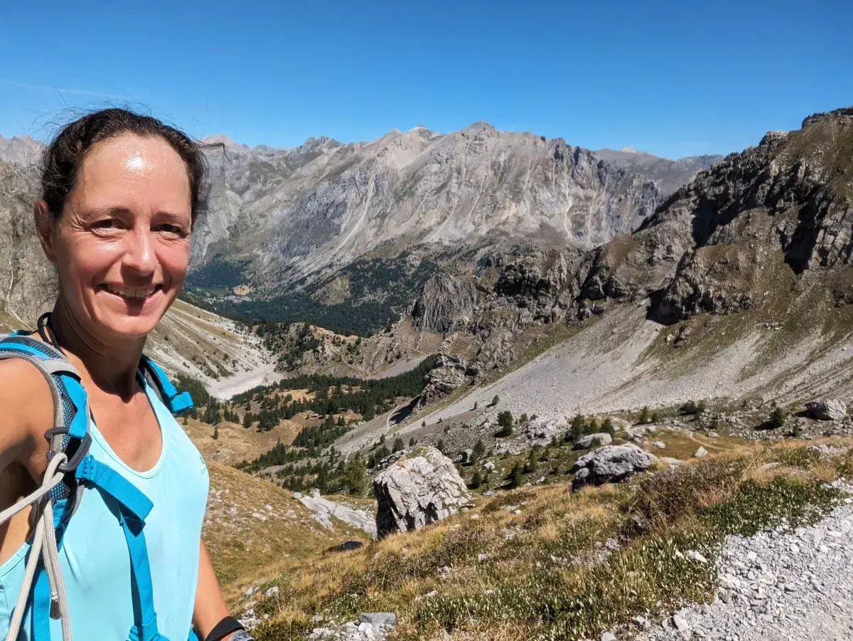Linda geniesst den Ausblick auf dem Sentiero Pier Giorgio Frassati
