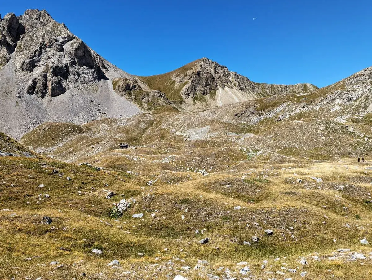 Blick auf die Gras-Hochebene und das Bivacco Bonelli