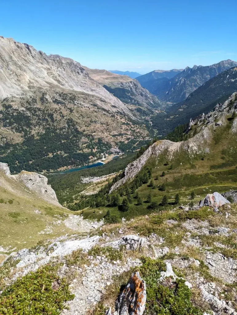 Blick vom Gipfelkreuz Croce di Caraglio über das obere Mairatal
