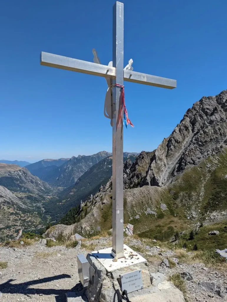Gipfelkreuz Croce di Caraglio mit Blick über das obere Mairatal