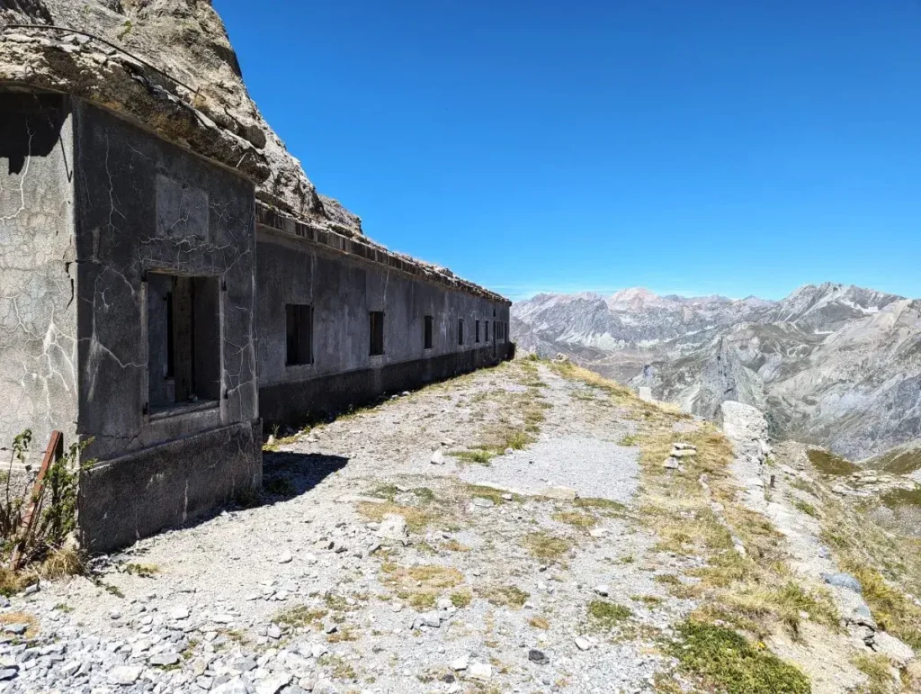 Militärkaserne unterhalb des Passo della Cavella