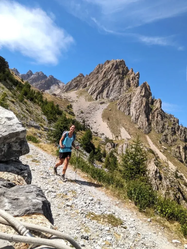 Linda auf dem Militärweg auf dem letzten Stück des Sentiero Frassati im Mairatal