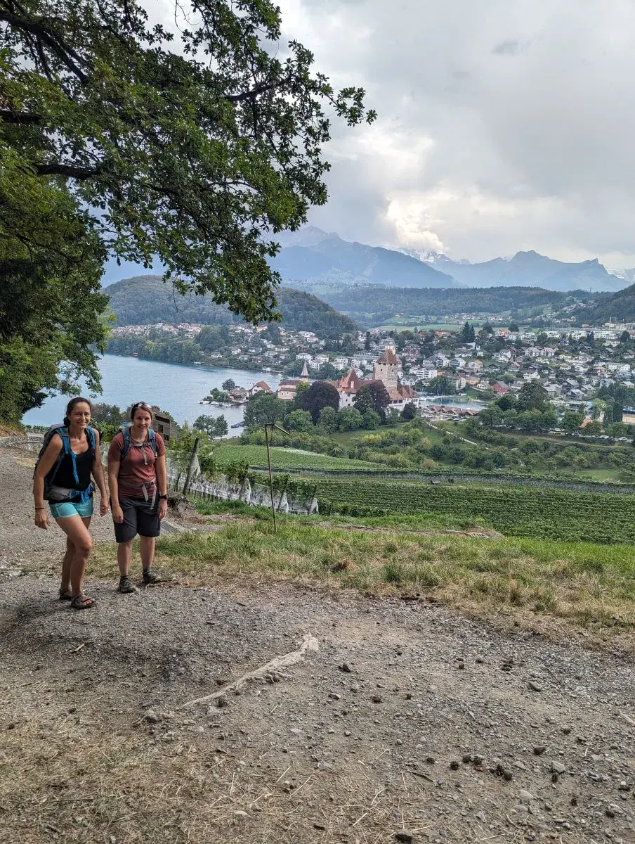 Linda und janine auf der Wanderung durch die Weinberge auf der ViaBerna oberhalb von Spiez am Thunersee