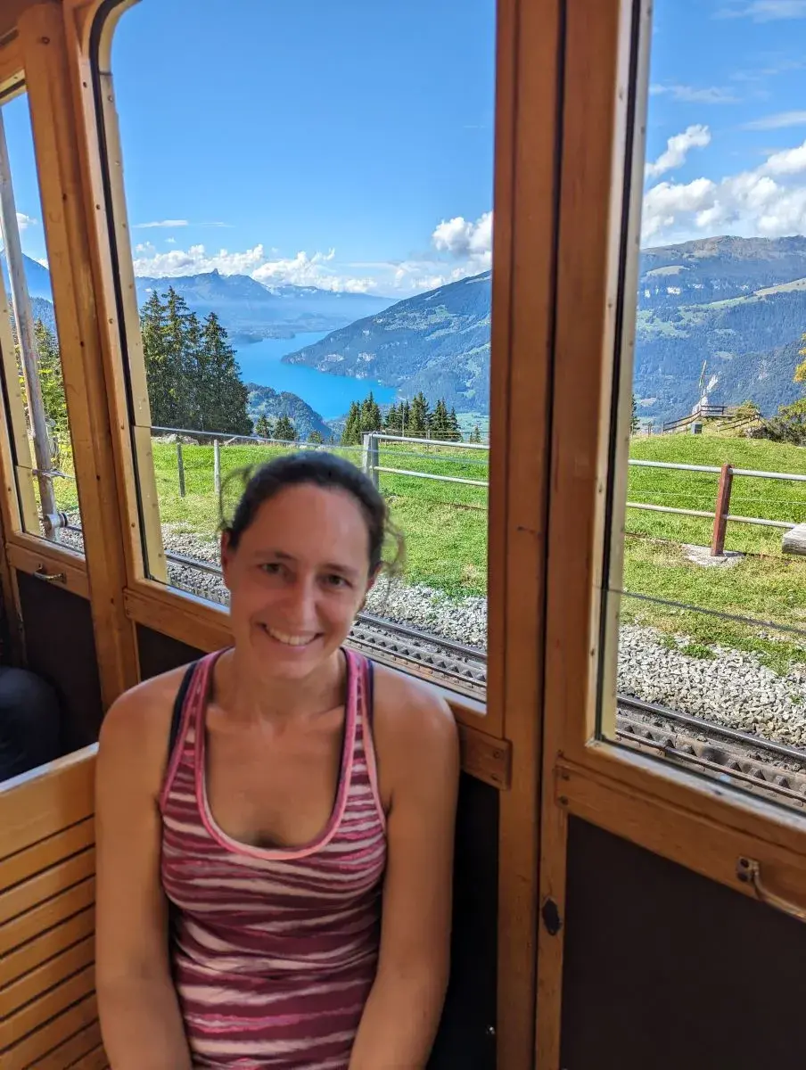 Linda in der Schynige Platte Bahn mit wunderschönem Alpenpanorama, sichtbar durch die Zugfenster