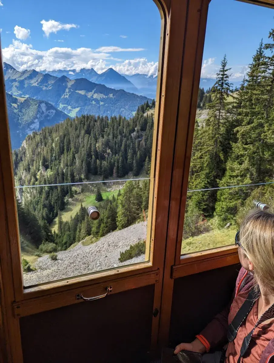 Linda in der Schynige Platte Bahn mit wunderschönem Alpenpanorama, sichtbar durch die Zugfenster