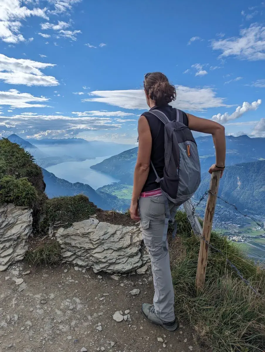 Linda geniesst den Ausblick vom Dauben auf den Thunersee auf einer Schynige Platte Wanderung