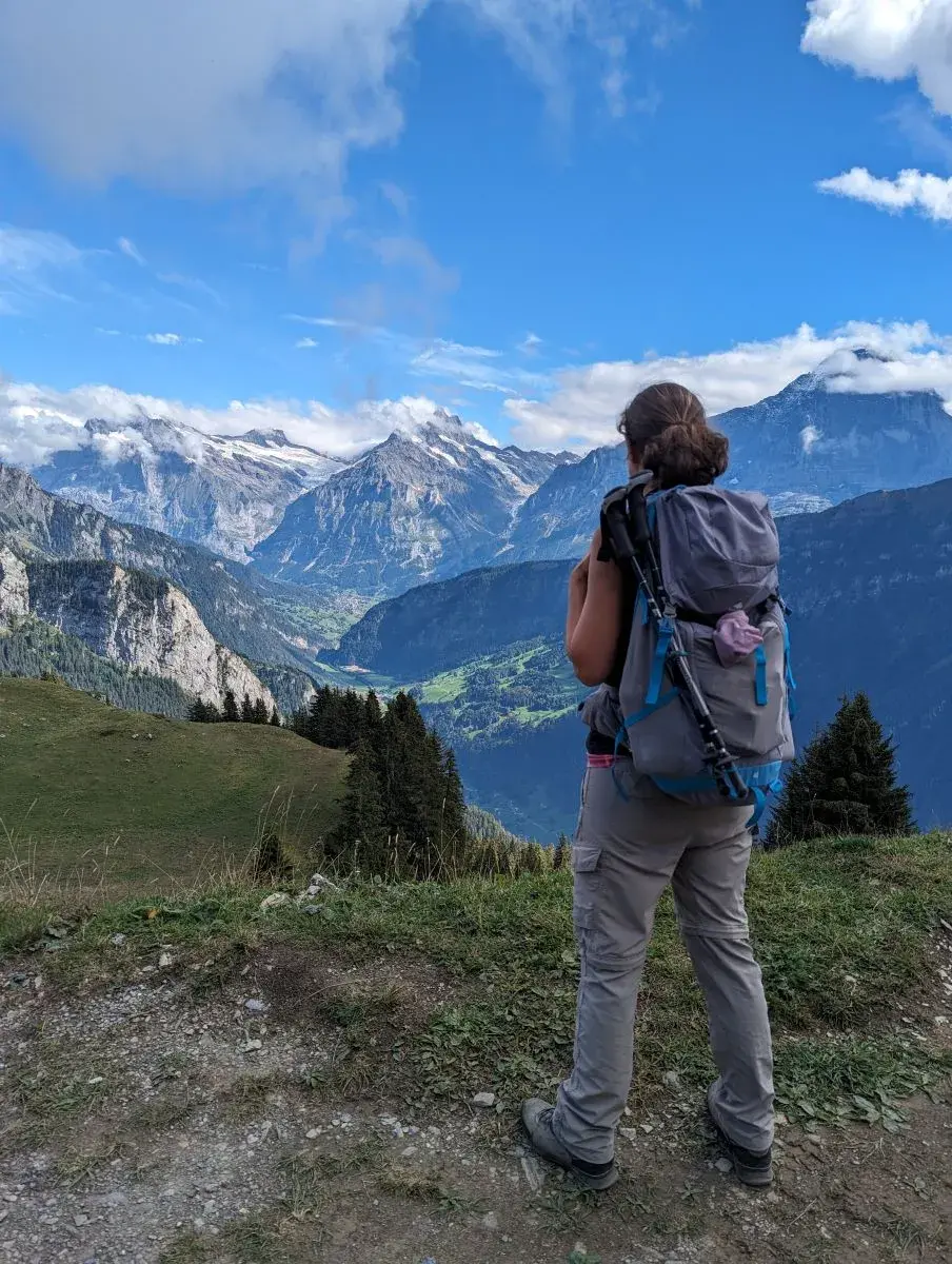 Linda genießt den Ausblick von der Schynige Platte in das Grindelwaldtal auf der Etappe 15 der ViaBerna