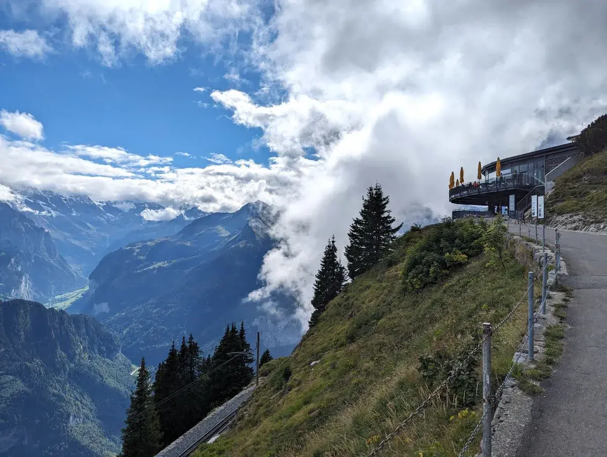 Blick auf die Sonnenterrasse des Berghotel Schynige Platte und das darunter liegende Lauterbrunnental