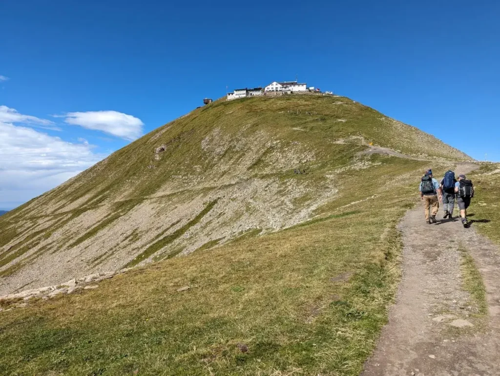 Blick auf die Berghütte auf dem Faulhorn auf der Wanderung Grosse Scheidegg First Bachalpsee