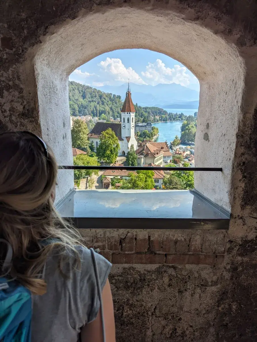 Linda guckt aus dem Turmfenster auf den Thunerse vom Donjon des Schloss Thun, einem der Thnersee Schlösser
