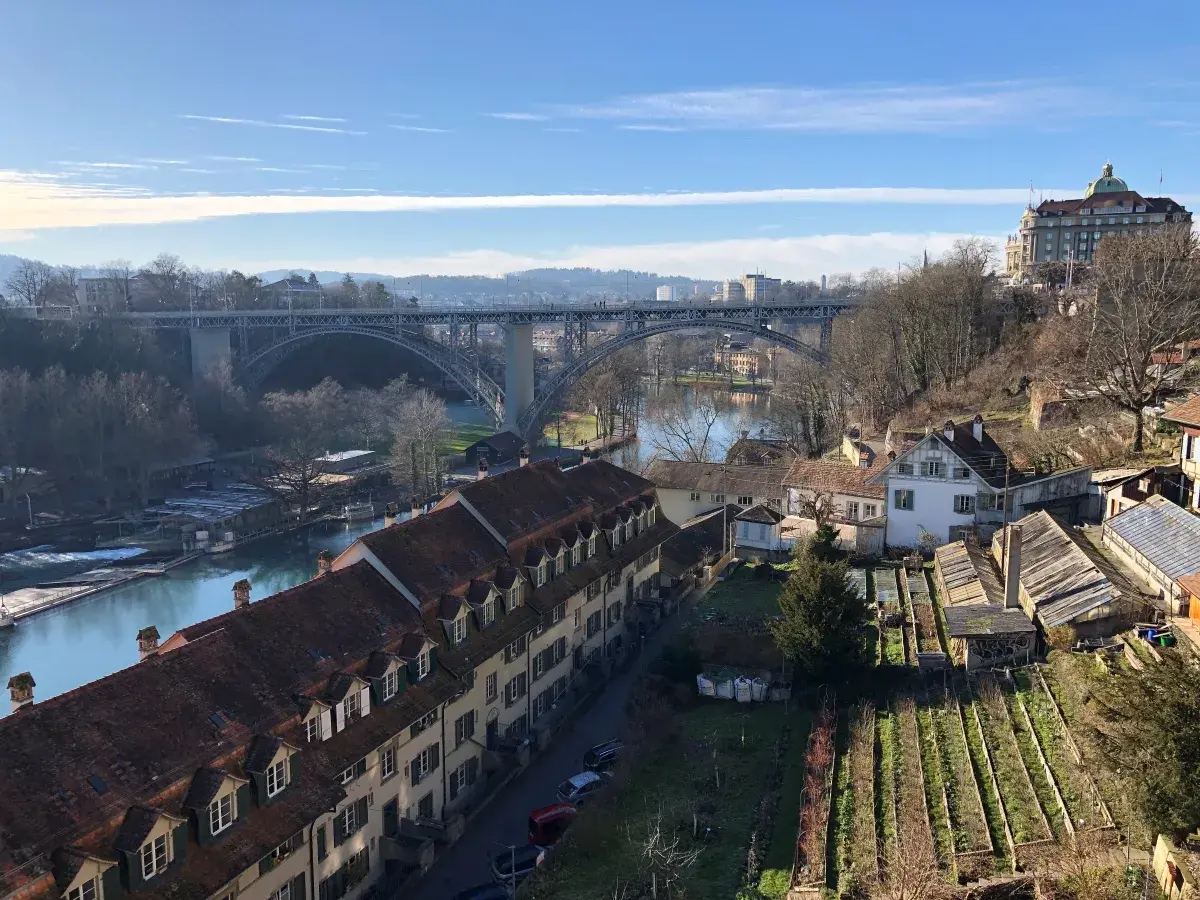 Blick von der Münsterplattform Berns auf die Aare