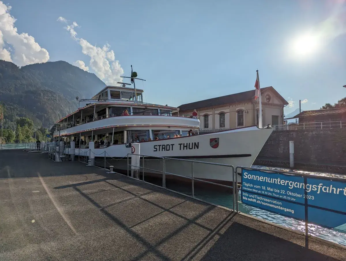 Fährschiff der BLS Schifffahrt für die Sonnenuntergangsfahrt von Interlaken nach Thun