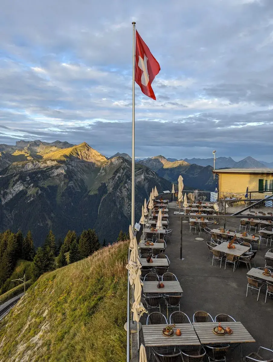 Leere Sonnenterasse des Berghotel Schynige Platte beim Sonnenaufgang