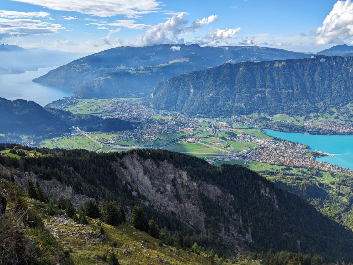 Malerischer Ausblick vom Daube auf den Thunersee, Interlaken und den Brienzersee